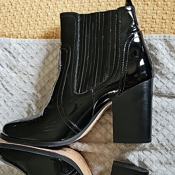 STUNNING BILL BLASS BIANCA PATENT LEATHER SLIP ON BOOTIES - Picture 6 of 12